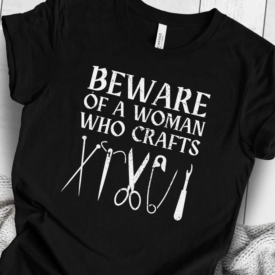 Beware of a woman who Crafts T-Shirt Black / S