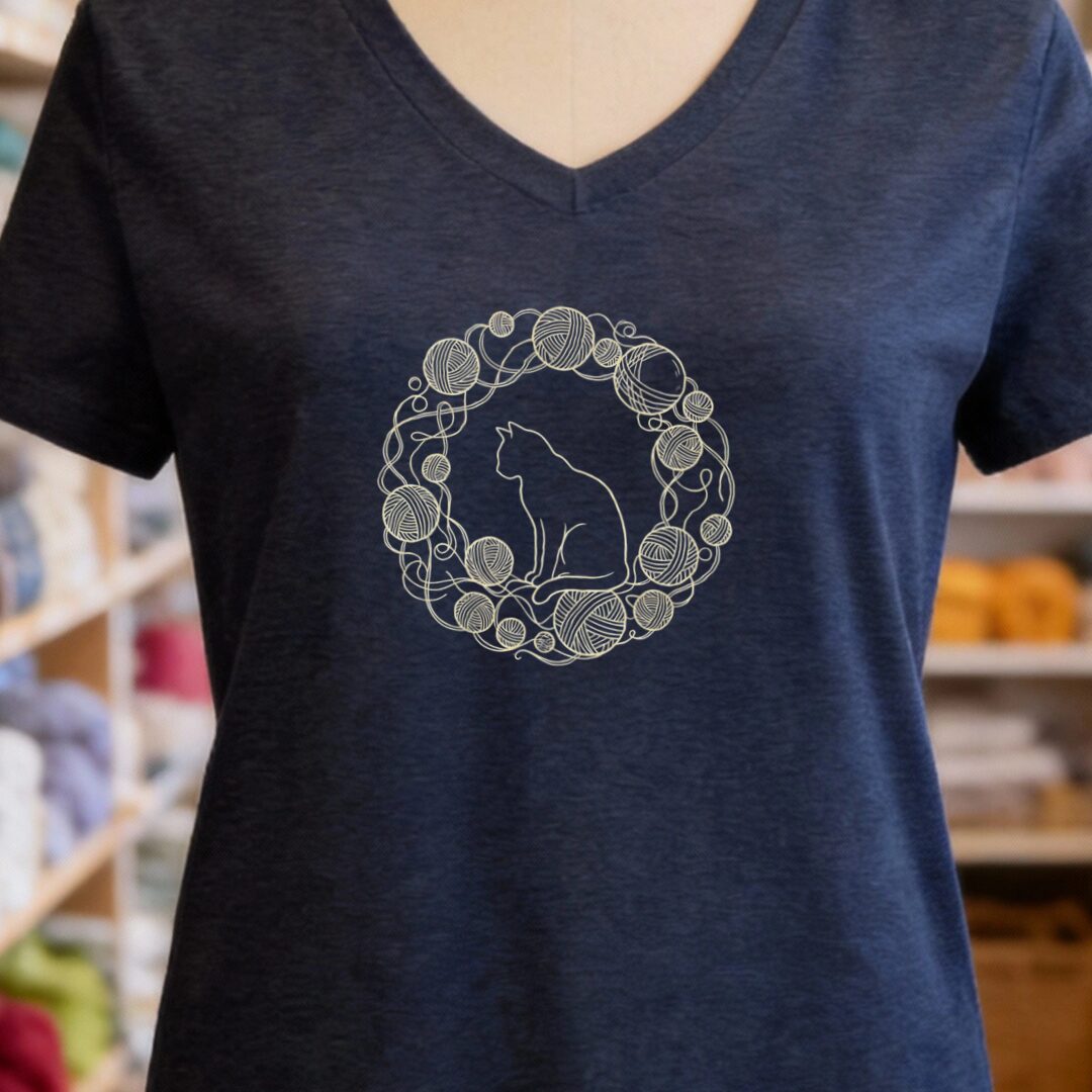 Cat Yarn Wreath V-Neck T-Shirt Navy t-shirt