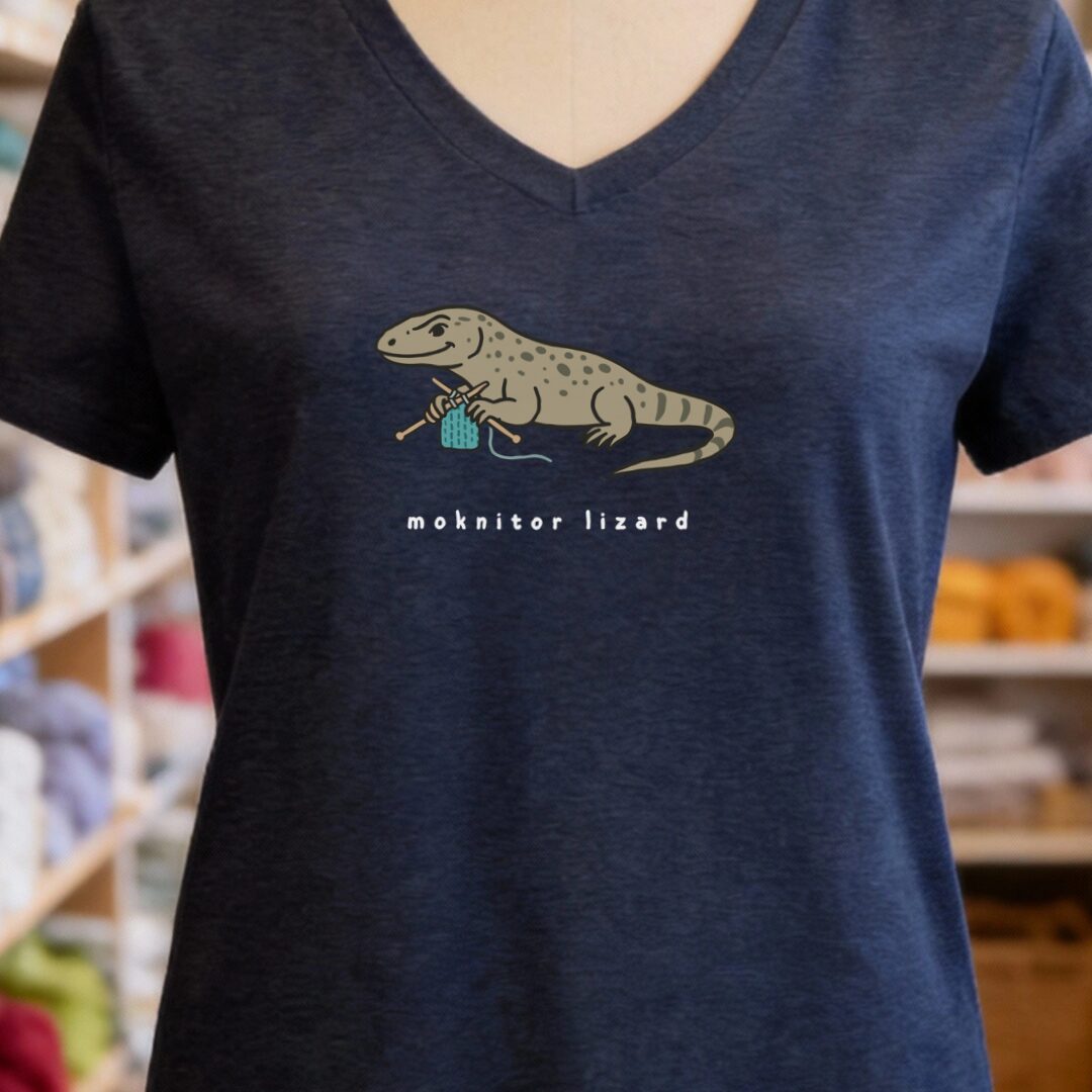 Moknitor Lizard V-Neck T-Shirt Navy t-shirt