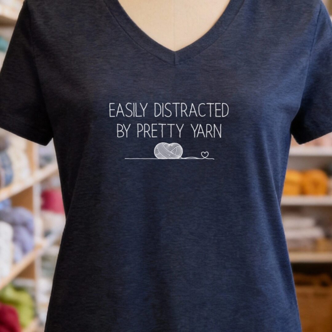Pretty Yarn V-Neck T-Shirt Navy t-shirt