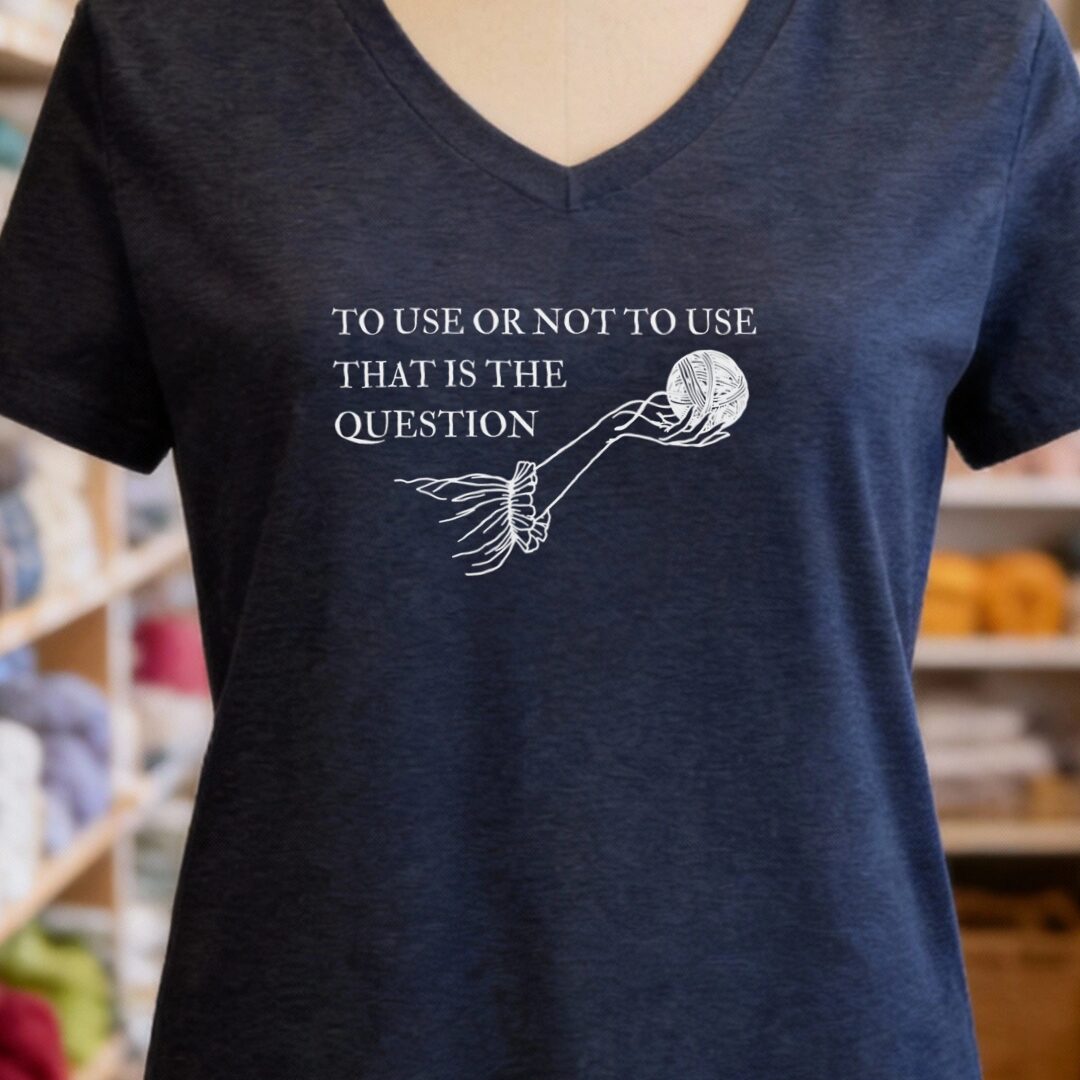 To Use V-Neck T-Shirt Navy t-shirt