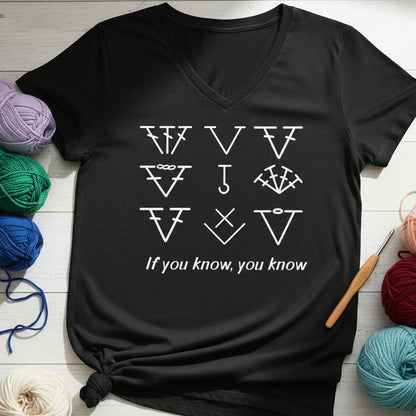 If you know, you know V Neck T-Shirt Solid Black Blend / S